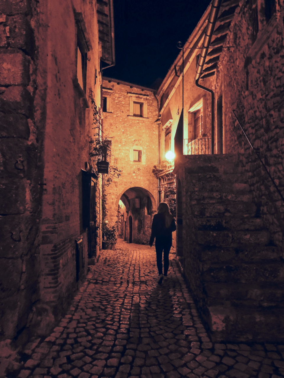 Wieczorna włoska uliczka — inspiracja dla kawy Bella Strada