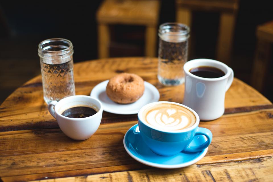 Powolne śniadanie z kawą przelewową — inspiracja dla kawy Dolce Mattina